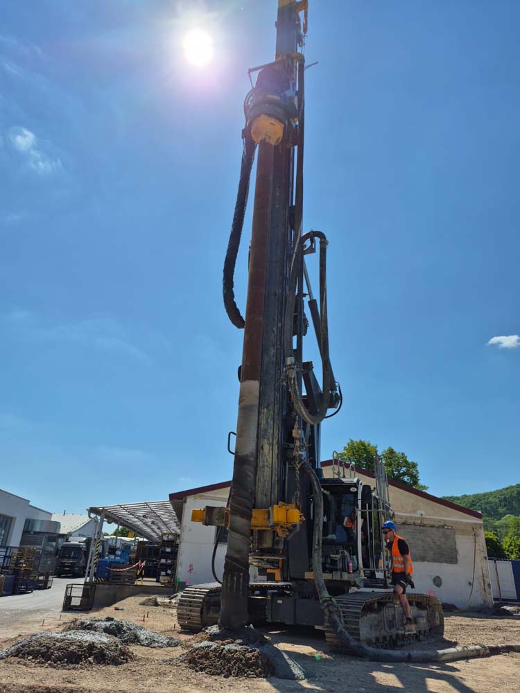 MÜHLHAUSEN – NEUBAU FERTIGUNGSHALLE Verdrängerpfähle DN 400 mm für Hallenfundamentierung